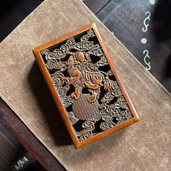 Тушечница красное дерево Лев с шаром