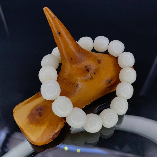 Чётки кеджу раковина моллюска 16 бусин 11х12 мм
			