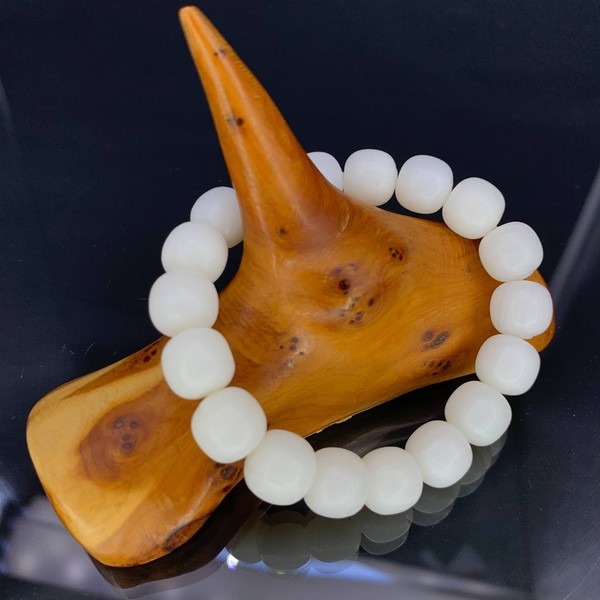 Чётки кеджу раковина моллюска 18 бусин 10х11 мм
			