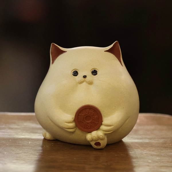 Фигурка глина Счастливый кот с монетой белый 