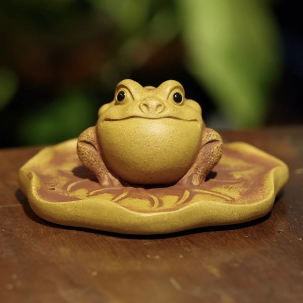 Фигурка глина жёлтая Денежная жаба на листе лотоса
