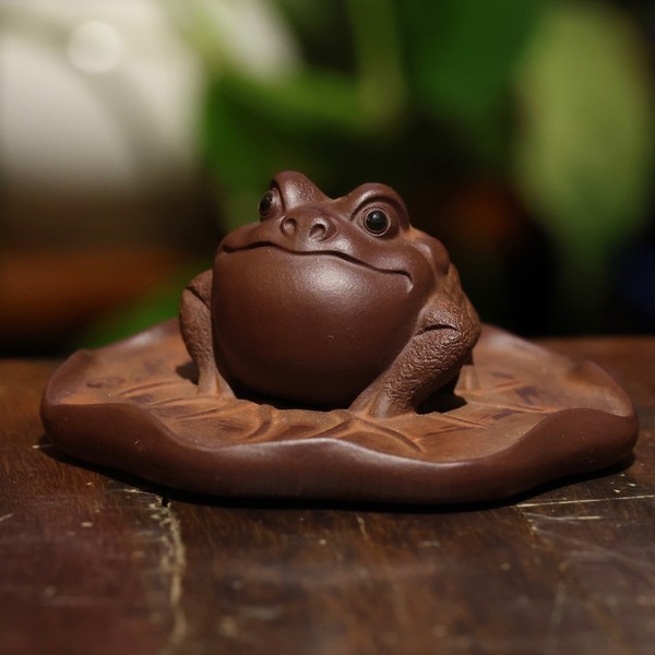 Фигурка глина каштановая Денежная жаба на листе лотоса