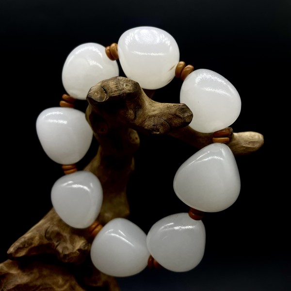 Четки нефрит галька 8 бусин 21х25 мм
			