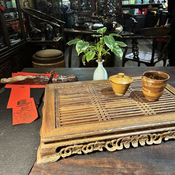 Чабань венге с выдвижным поддоном 50х35х6,5см