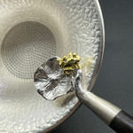 Сито серебро Золотая лягушка на лотосе ручка сандал 65 гр 80 мм