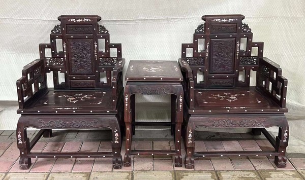Комплект два трона и столик Великий Ян из красного палисандра с инкрустацией перламутром
