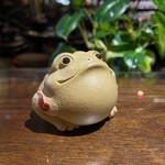 Фигурка глина жёлтая Трехлапая жаба