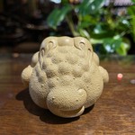Фигурка глина жёлтая Трехлапая жаба
